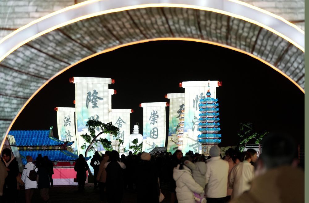 69游客在正定古城南城门欣赏灯会展览.