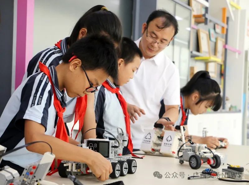 学校开设人工智能机器人课程.