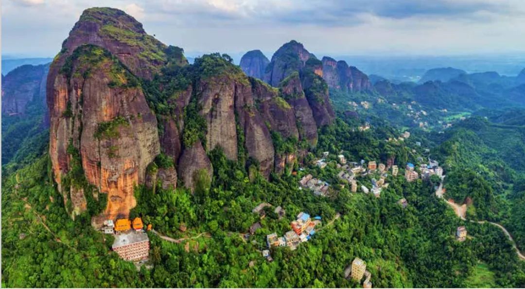 白石山,位于广西壮族自治区桂平市麻垌镇白石村.