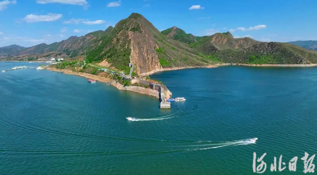 碧波荡漾,景色迷人的潘家口水库.河北日报通讯员赵生忠摄