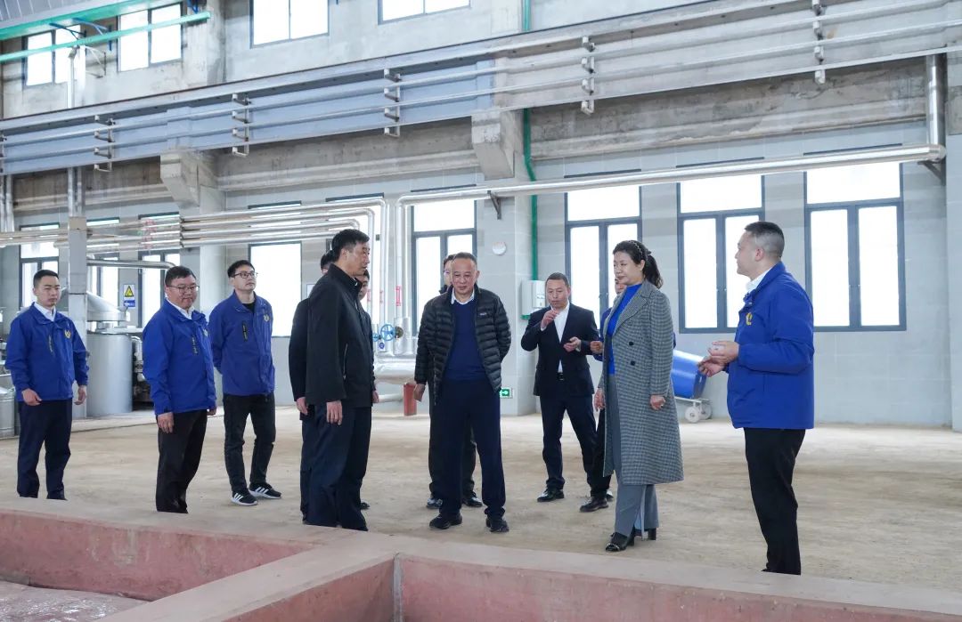 汪俊林董事长一行来到郎酒天富生态酿酒区三十车间,详细了解车间