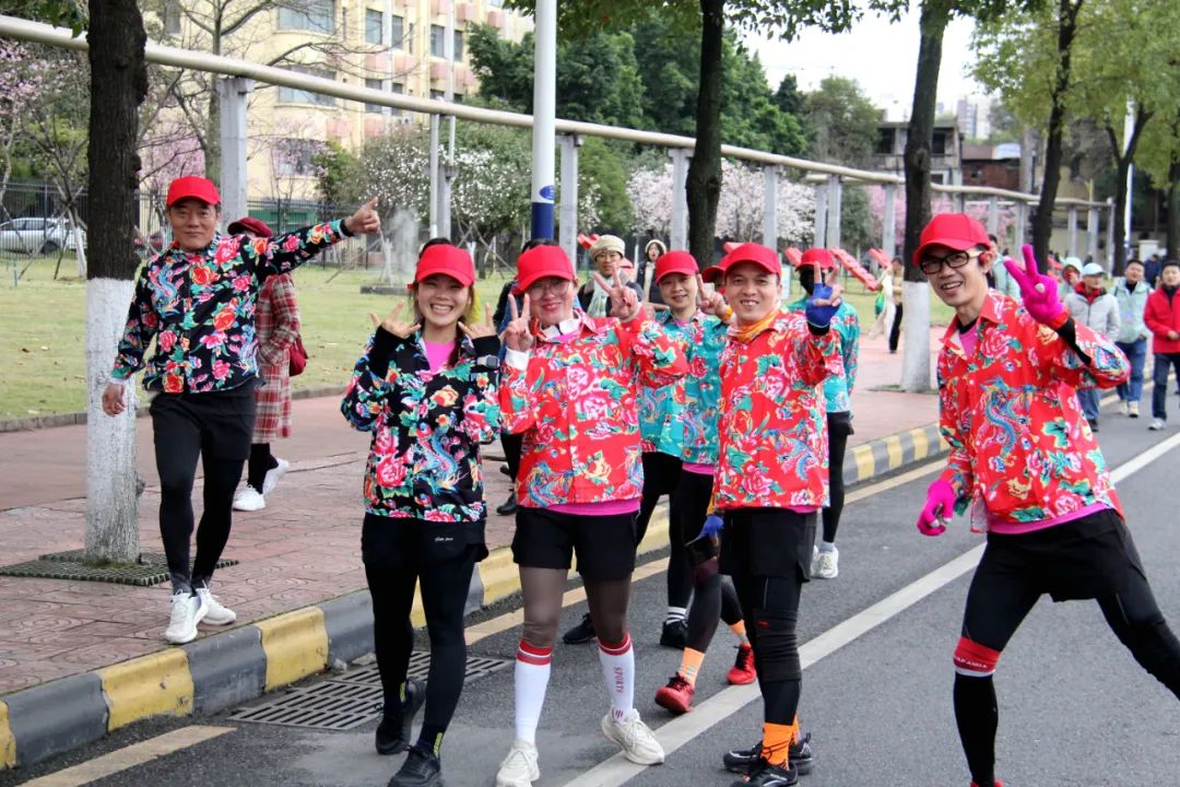 身着喜庆的服饰的参与者，为这次漫步活动增添了几分温馨与喜悦。