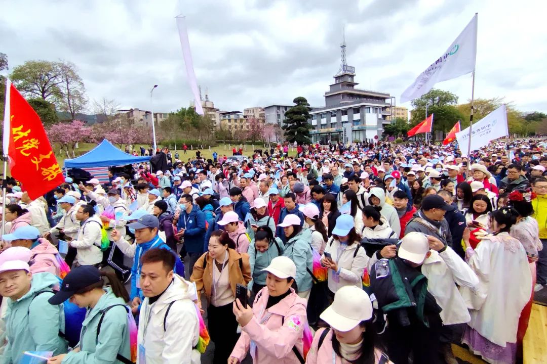 伴随着一声发令枪响，浩浩荡荡的队伍沿着韶钢二号门往樱花大道方向启程。