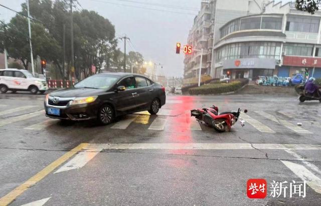 电动车驾驶员闯红灯"追尾",自己受伤还得担责赔钱|电动车_新浪财经