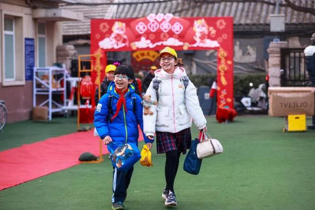 致敬人民海军成立75周年 黑芝麻胡同小学用海军军乐奏响开学第一课