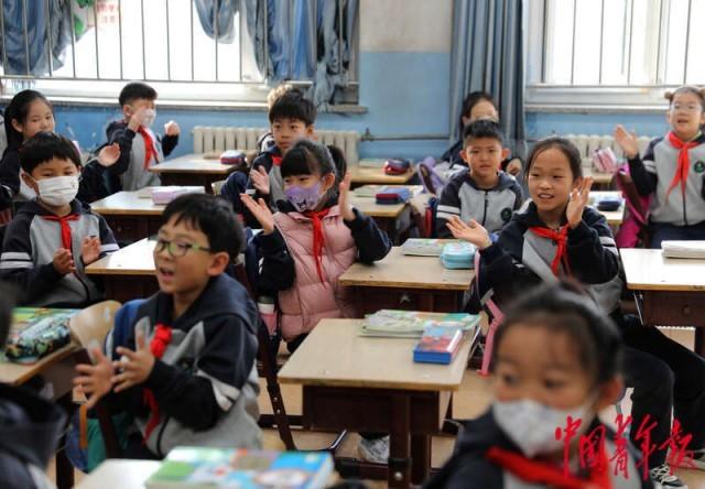 2月26日,北京第八十中学康营分校,三年级(3)班开学第一课上,学生们为