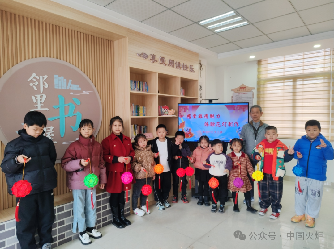 假期中,鲤城区海滨街道笋浯社区关工委特邀国家非遗项目泉州市非遗