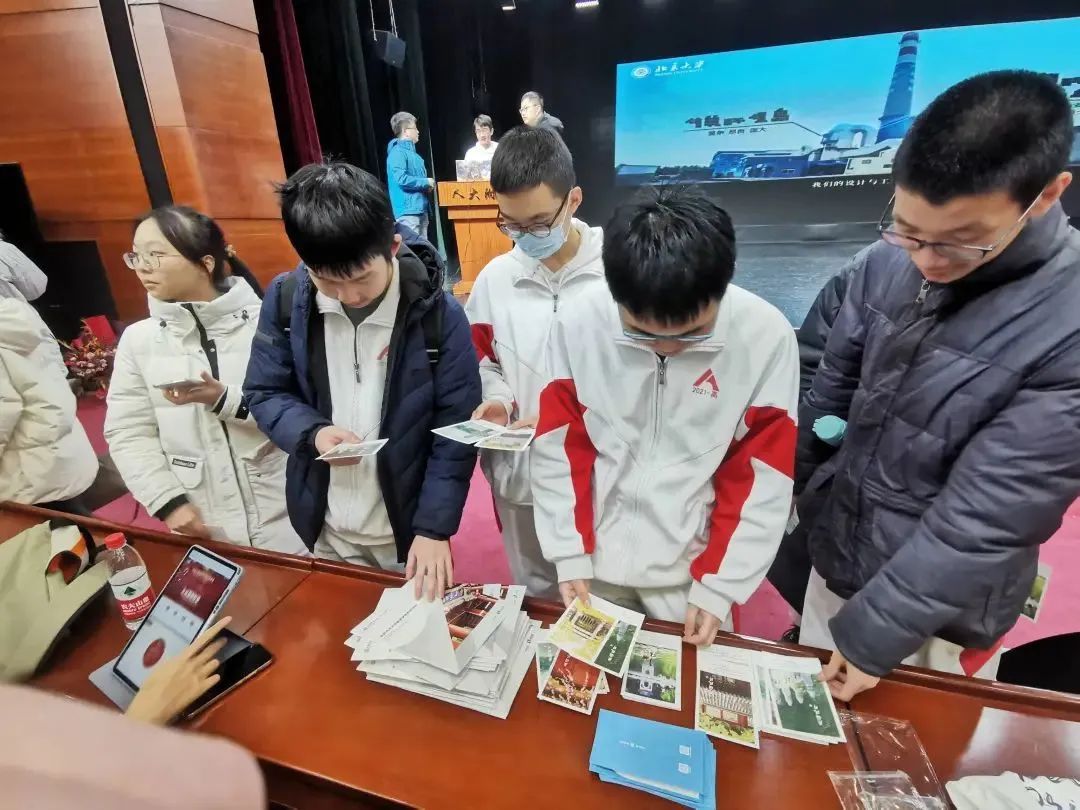 河北光华本科生苏语晗同学回到河北省衡水中学实验学校进行了分享.