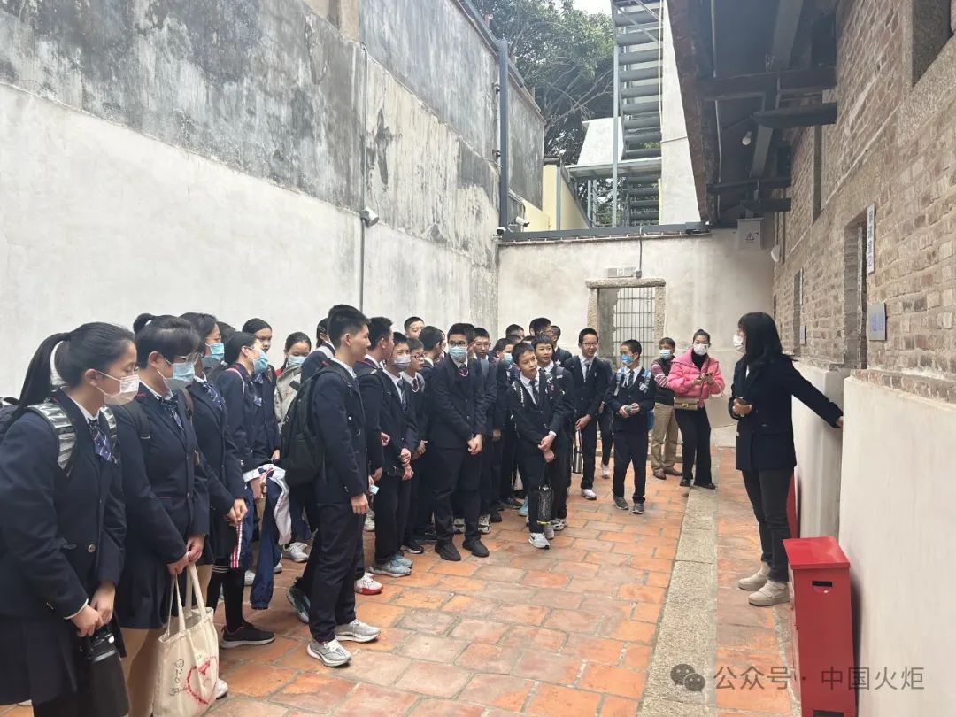 2月25日上午,思明区厦港街道巡司顶社区关工委联合厦门市华侨中学,为