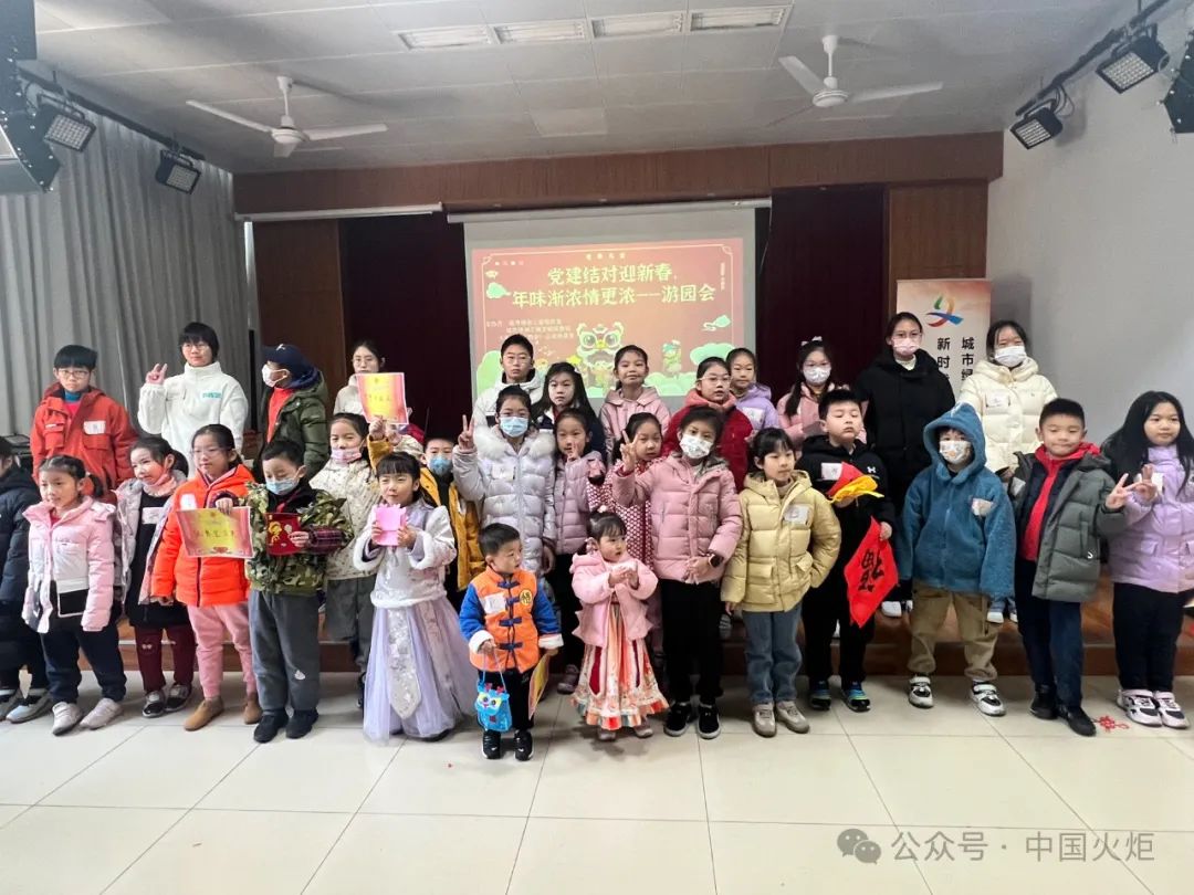 2月1日上午,大场镇城市绿洲三居关工委开展欢腾龙年游园会迎新春活动.