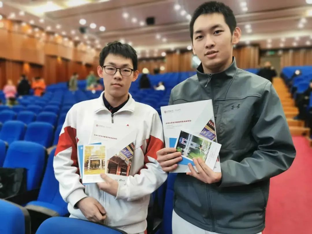 河北光华本科生苏语晗同学回到河北省衡水中学实验学校进行了分享.