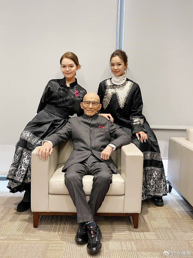 生活中,游本昌有一子一女,女儿游思涵常年追随于父亲身边,承其衣钵