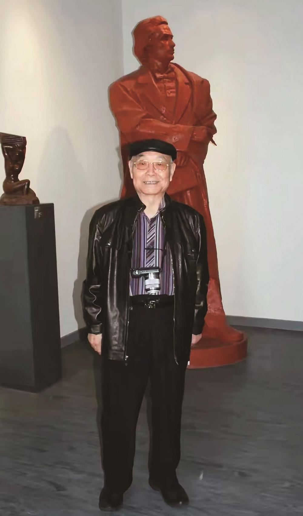 潘绍堂在唐山博物馆与自己的作品合影参观唐山博物馆,千万不要错过"