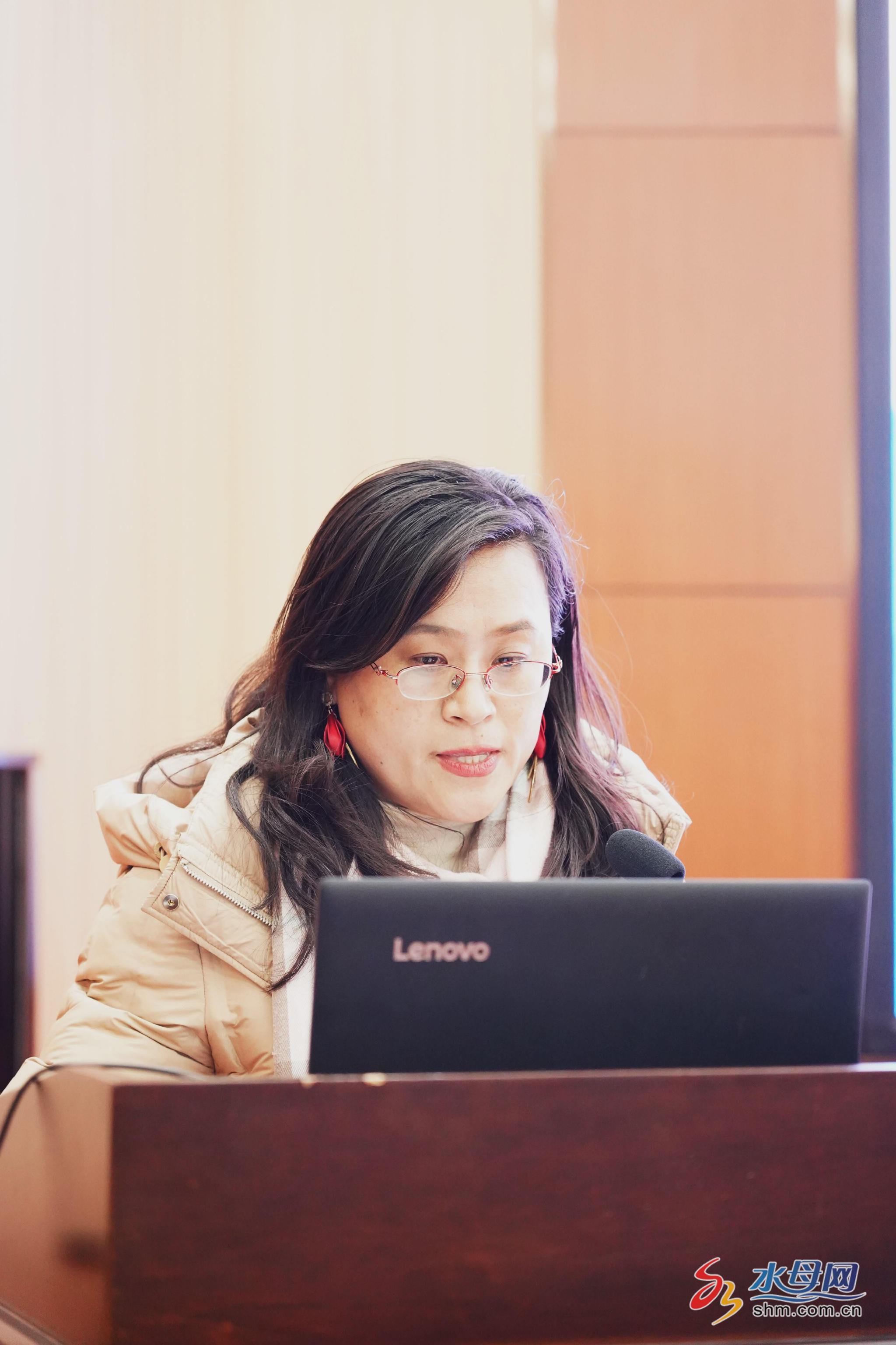 初四年级李晓梅主任和姜韶利老师汇报了初四教学团队和初四教学备课组