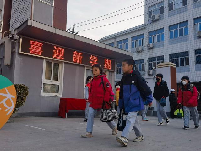 开心拥抱新学期,学生立下新目标2月26日上午