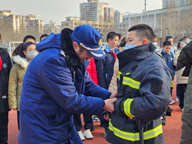 丰台区消防宣传员组织孩子穿戴消防服装. 图源:丰台区消防救援支队