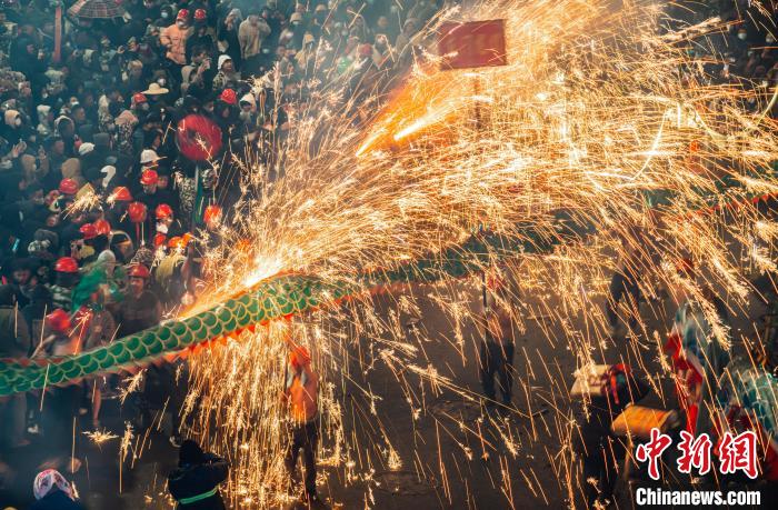 贵州台江:"舞龙嘘花"庆元宵|元宵_新浪财经_新浪网