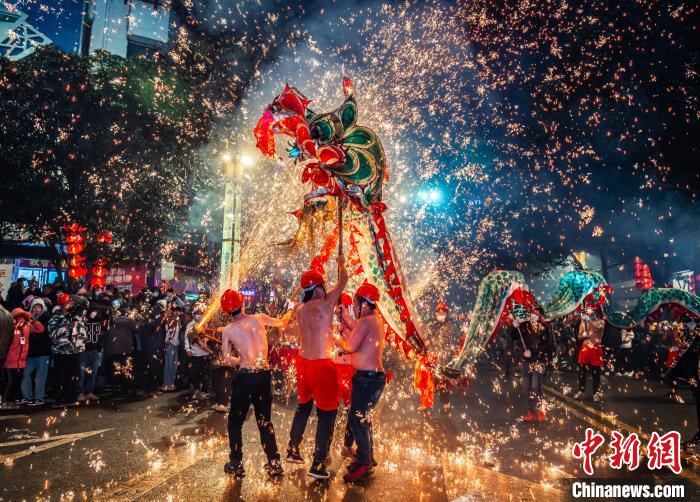 贵州台江:"舞龙嘘花"庆元宵|元宵_新浪财经_新浪网
