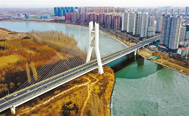 燕潮大桥飞跨潮白河,连通燕郊和北京通州. 本报通讯员 赵成梁 摄