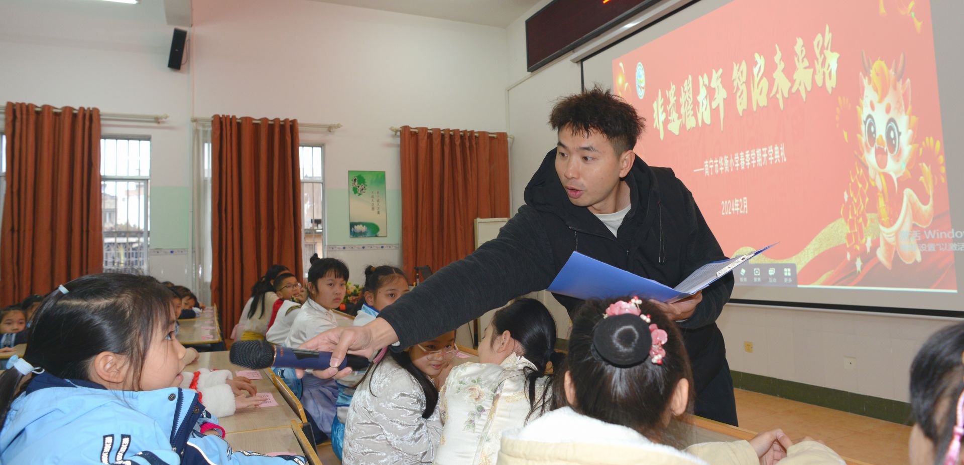 南宁市华衡小学: 非遗进校园 开学典礼"龙"重登场_新浪财经_新浪网