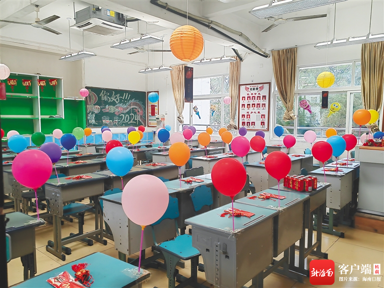 在海口市第一中学初中部教室,课桌上插满了气球. (校方供图)