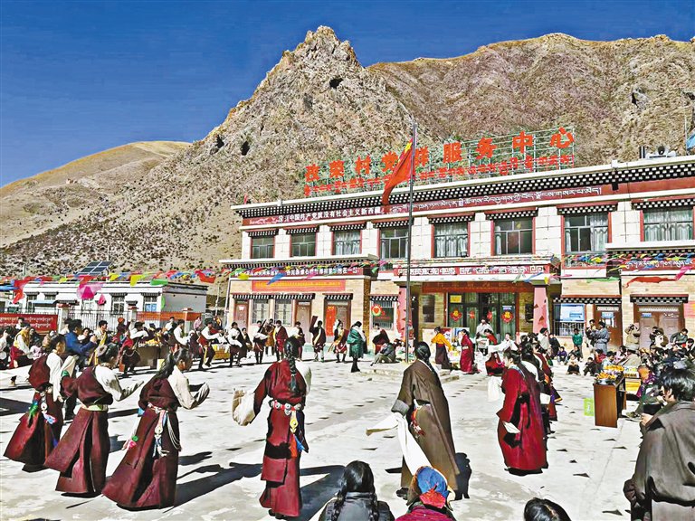 昌都市贡觉县孜荣村群众载歌载舞欢度元宵.记者贡秋曲措摄