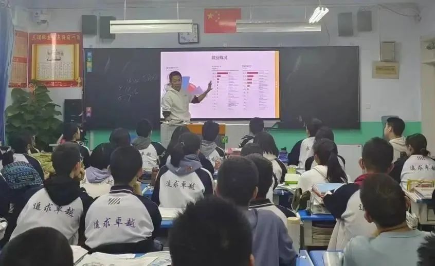 光华本科生苏语晗同学回到河北省衡水中学实验学校进行了分享.