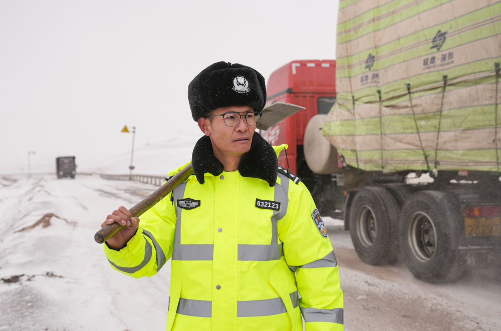 正当他又冷又饿之时,遇到了"救星"——西藏那曲市安多县公安局交警