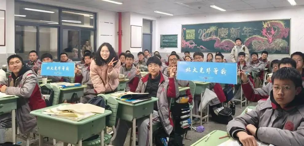 光华本科生贾竺霖同学回到湖北省荆州中学,她也与我们分享了此行的