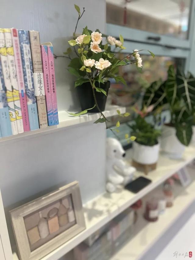 馨巢书屋一角 施晨露摄"转型的上海书城在设计时就推出书屋概念,馨