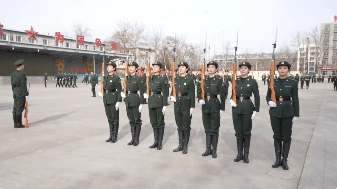首批仪仗女兵是怎么炼成的?|仪仗女兵_新浪财经_新浪网