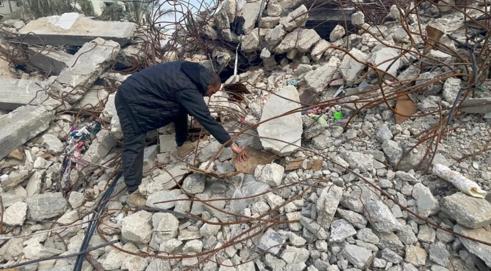 ▲艾哈迈德叔叔家已成一片废墟