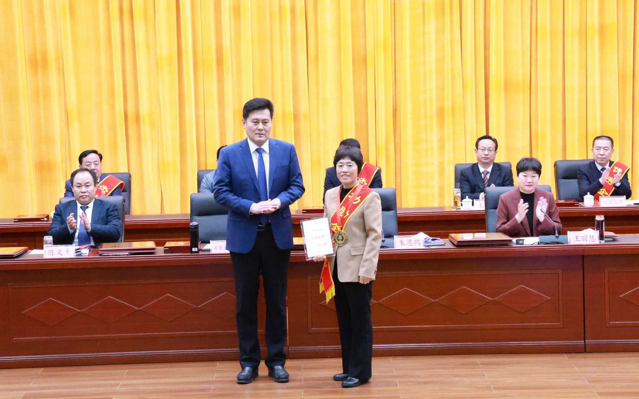 县政府授予"武城县2023年度突出贡献企业功勋企业"荣誉称号,县委书记