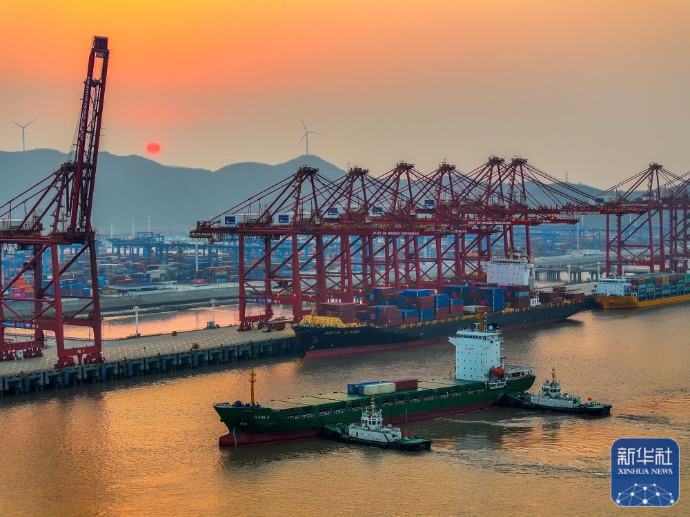 2024年2月11日,浙江宁波舟山港金塘港区码头作业繁忙(无人机照片).