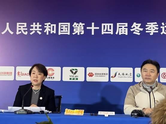 图为"十四冬"开闭幕式总导演杨嵘,制作人吴敏向记者介绍闭幕式精彩