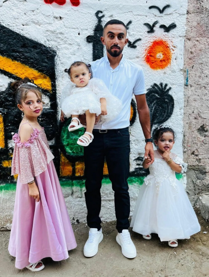 ▲艾哈迈德与三个女儿合影