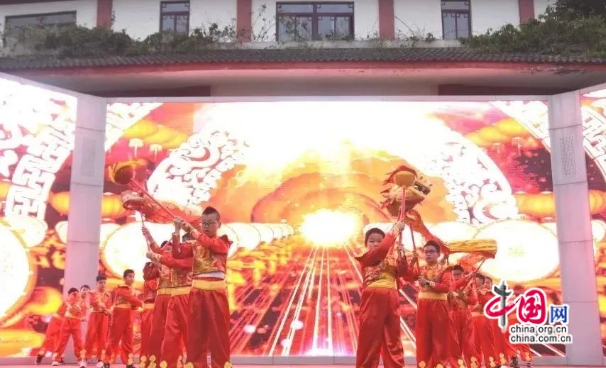 成都市龙泉驿区光华东山学校崭新的课本,充满创意的黑板报,暖心的寄语