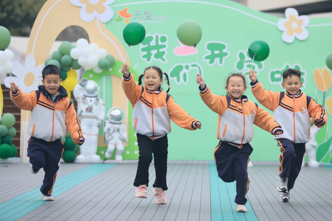四川遂宁:快乐奔跑迎开学