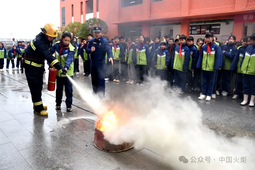 2月22日下午,崇仁县二中高三全体师生在校关工委组织下,举行2024届