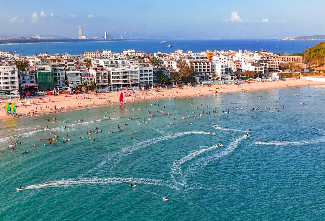 海南三亚:激情海滩 迎春踏浪