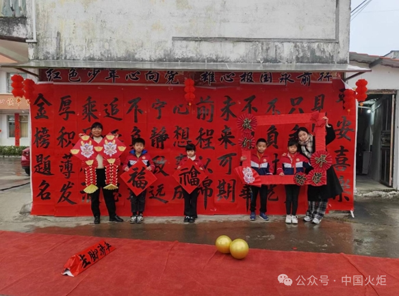 2月26日,容县县底镇冠堂中心小学与学校关工委开展开学迎新活动,师生