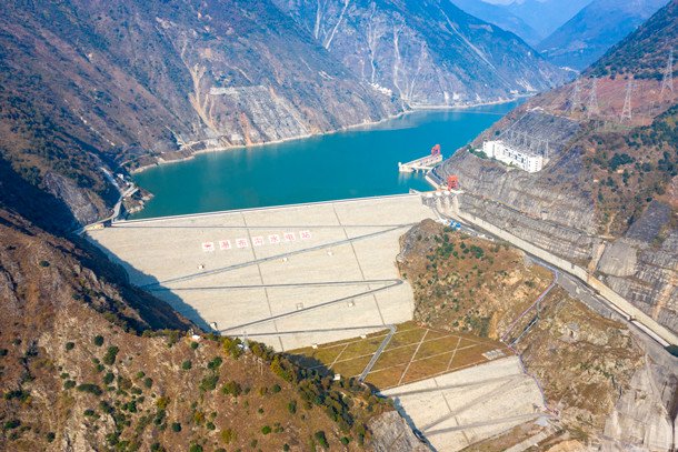 图为大渡河瀑布沟水电站库坝大渡河公司在大渡河干流共投产7厂9站,总
