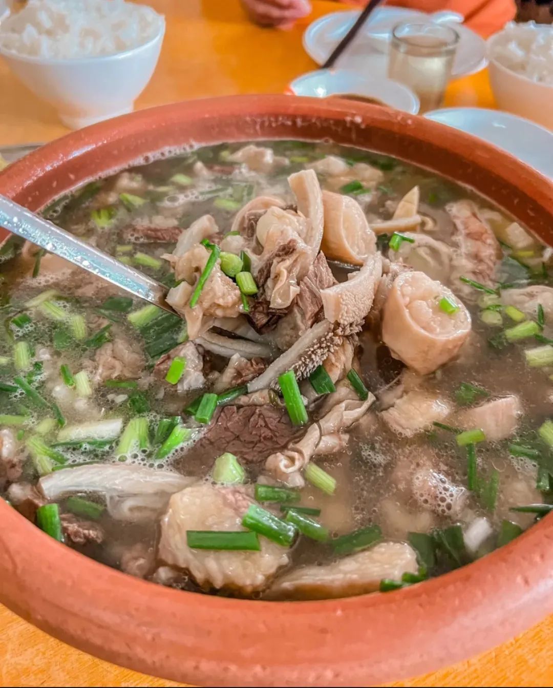 图片来源:大众点评@袁同学汤底是由牛骨熬制而成牛杂牛腩煮得非常够火