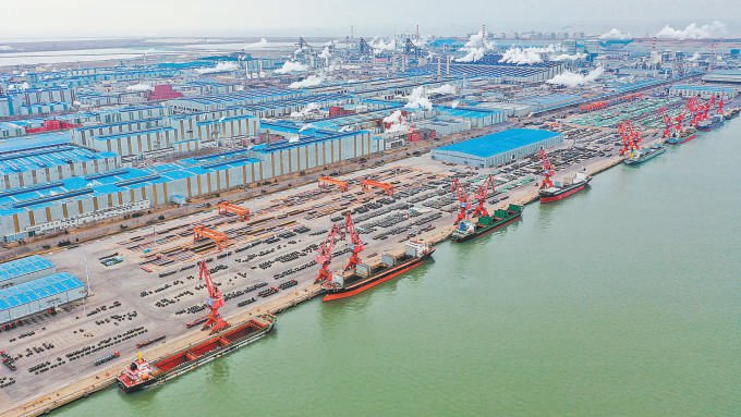 位于唐山曹妃甸的首钢京唐公司钢铁厂依托海港优势，建起“海上钢城”。本报记者 邓伟摄