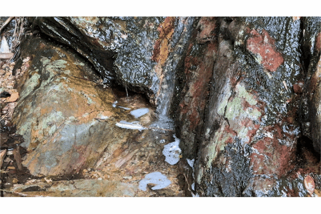 △西畴县香坪山上汩汩细流顺山势而下。肇庆市融媒体中心记者 吴映霖 摄