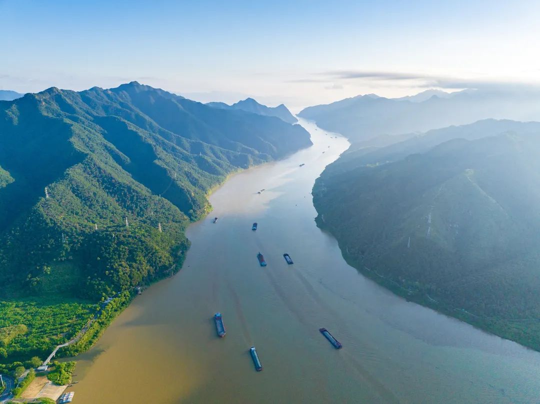 梁亮 摄"作为西江流入广东的第一站,肇庆始终坚持绿水青山就是金山