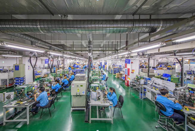 伴随鞭炮声响,红包派发,东莞市德普特电子有限公司于17日正式开工.