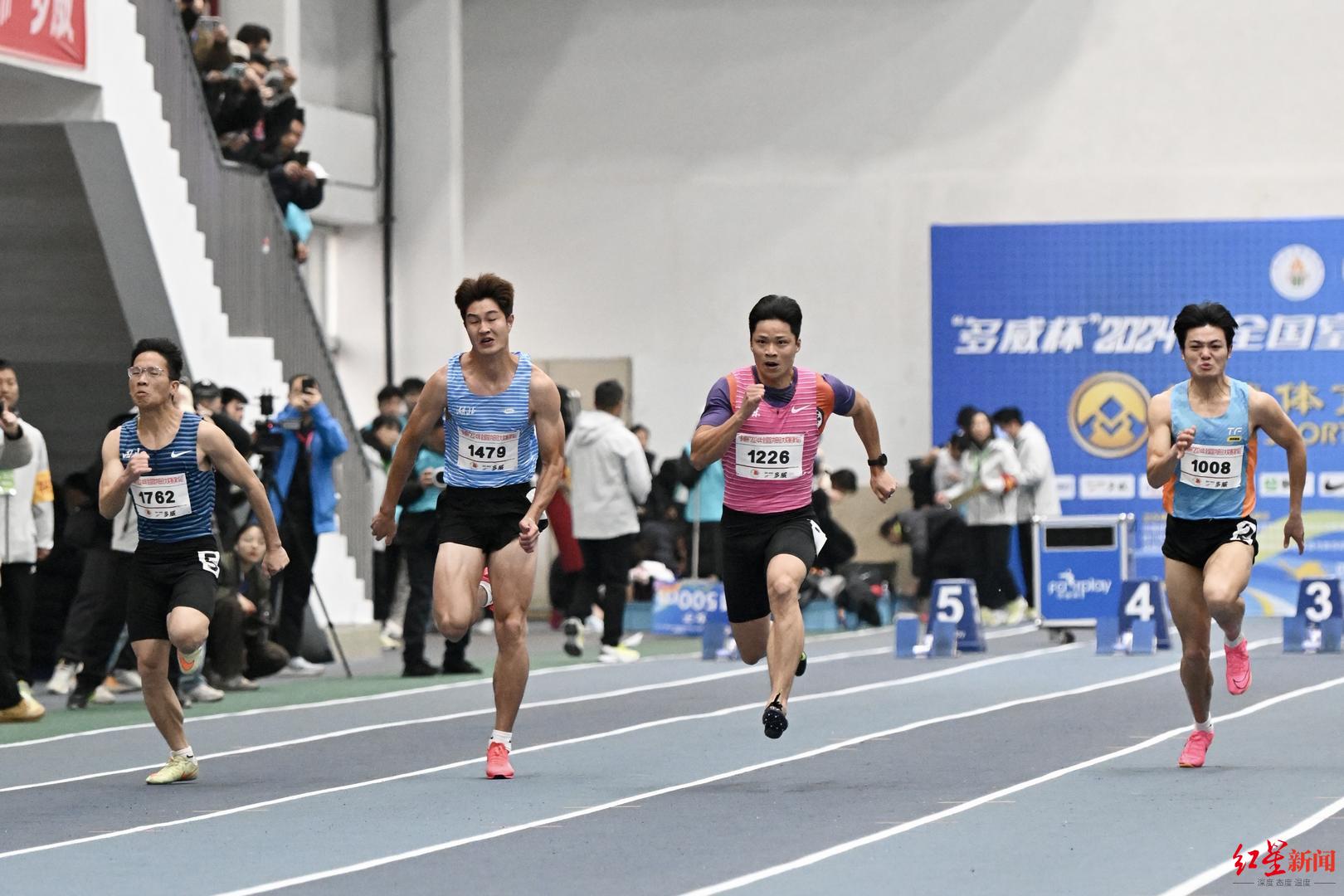 苏炳添被安排在第三道,准备工作非常认真的他从短裤中拿出一个黄色的