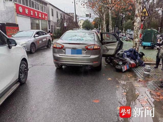 后座乘客突然开门造成"开门杀",当事乘客和驾驶员共