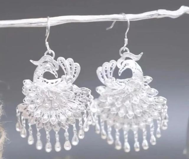 他让苗族银饰飞出家乡飞向云端